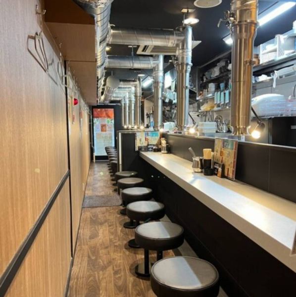 少人数向けのカウンター席も完備しており、1人利用にも適した落ち着いた雰囲気が特徴。程よい距離感で、スタッフとの会話も楽しめるカジュアル感が魅力です。ダクト設置による換気性が高く、焼肉の匂いが付きにくいため、仕事帰りや女性一人でもふらっと立ち寄れます。デートやちょっとした食事会にも最適♪