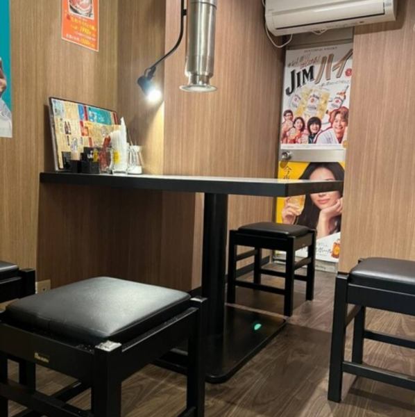 グループ宴会にも対応可能な広々とした空間が魅力。4名掛けテーブル席を配置しており、少人数から大人数の利用まで柔軟に対応できます。ダクト完備で換気も良好、匂いが気にならない設計なので、焼き肉を楽しんだ後でも服に匂いが残りにくく快適です★宴会や仲間との集まりにおすすめの環境です◎