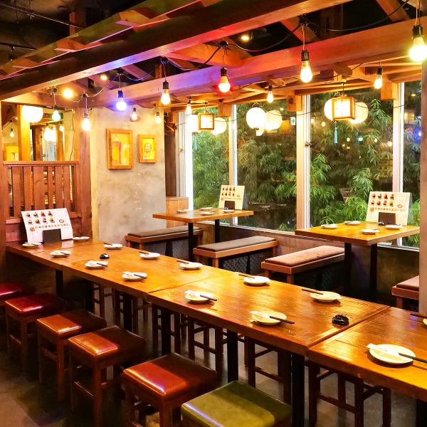 使い勝手抜群のテーブル席!友人同士の飲み会や職場のご宴会にもぴったりなテーブル席は、人数に応じてレイアウト変更も可能!程よい距離感と開放感が魅力で、ついつい長居したくなる心地よさ。