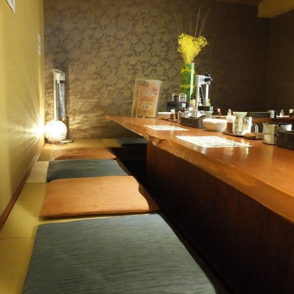 Want to enjoy alcohol alone slowly ... Isn't there such a time? Counter seats prepared for such customers.If you go through the small entrance on the left side of the [Acorn] entrance, you will find a counter seat that looks like a hideaway.