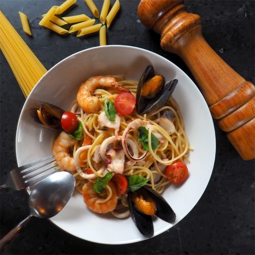 5 Kinds of Seafood and Fruit Tomato Spaghetti