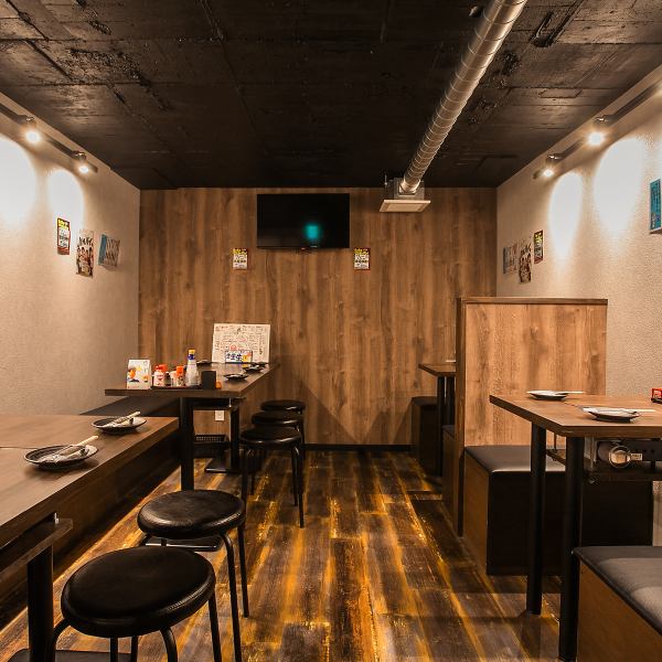 店内は全49席（カウンター7席/テーブル42席）ございます。ゆったりと座れるテーブル席やお一人様大歓迎のカウンター席をご用意！ご友人やカップルのお客様はもちろん、お一人様でのご利用等、、様々なシーンでお使い下さい♪当店では、お祝いやサプライズ等も承ります。お気軽にご相談下さい♪