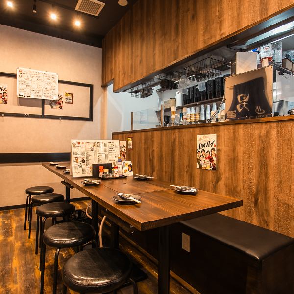 テーブル席は4名・6名様掛けテーブルがございます。プライベートなお食事にも使いやすい個室のお席（最大8名様）もございます。少人数から大人数まで多彩なシーンでお気軽にご利用ください！ご宴会のご予約はお早めにご相談ください♪皆様のご来店、心よりお待ちしております。
