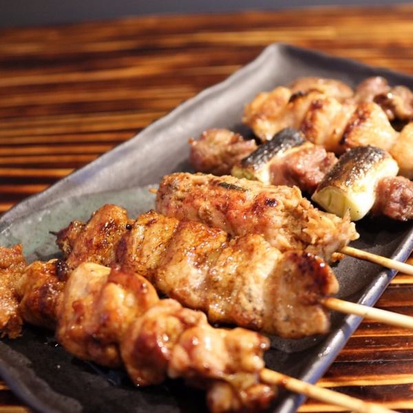 一本一本丁寧に焼き上げる、香ばしく旨い、自慢の焼鳥盛合わせ！串盛り おまかせ6本(タレ・塩)