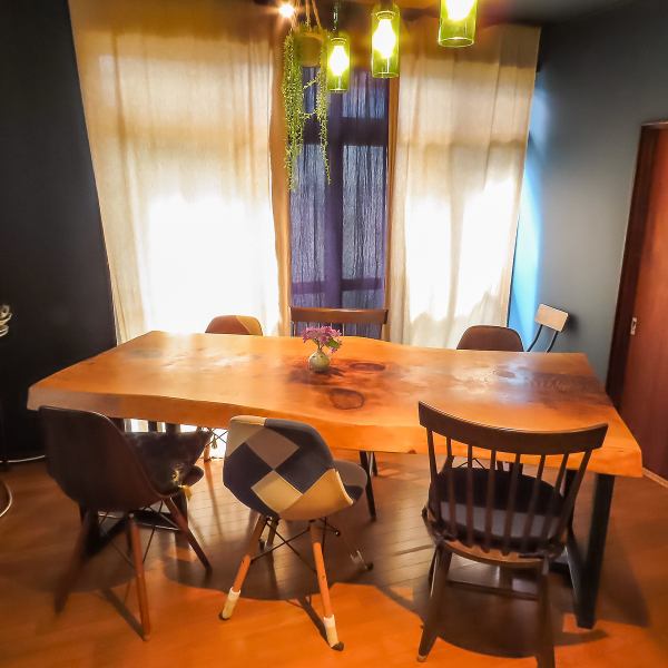 【心安らぐ、手作りの温もりを感じる空間】落ち着いた雰囲気の中で心和む家庭の味を楽しめる隠れ家的なお店です。改装された和風住宅の中、木の温もりを感じるテーブルで、旬の地元食材を使用した料理を味わいながら、リラックスしたひとときをお過ごしください。