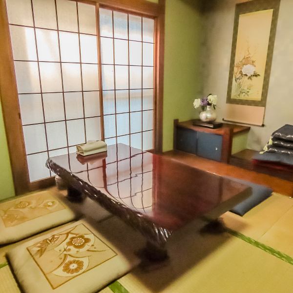【和の安らぎが広がる、心のふるさと】落ち着いた色合いと伝統的なデザインが魅力です。畳の香りに包まれながら、ゆったりとした時間を過ごせます。家庭の味を楽しむ中で、心が安らぎ、まるで実家にいるかのような居心地の良さを提供します。