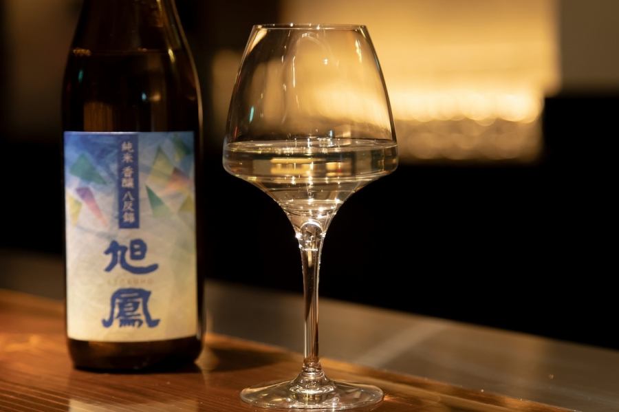  日本酒をワイングラスで呑む一番の利点は「香り」です。ワインと同じように日本酒によって香りが全然違いますので、香りの違いを存分に愉しんでいただけます。酒器による色や味わいの違いや変化を堪能ください。