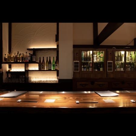 Counter seating with a great atmosphere, recommended for dates, after-parties, and third-parties.Enjoy the taste and aroma of the famous sake while listening to the jazz music playing in the store.