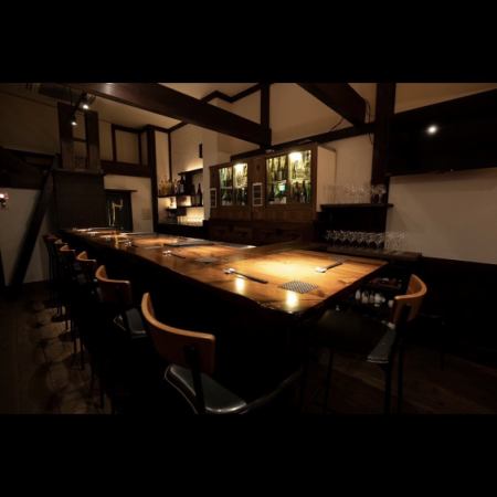 You can enjoy sake in a calm atmosphere perfect for individuals or couples.