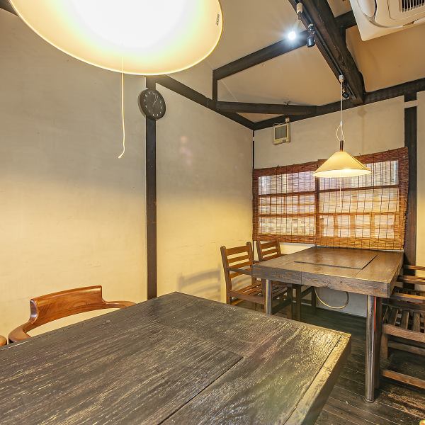 《宴会にも最適な二階席》2階席では4名がけテーブル席を2つご用意。宴会や女子会等でのご利用にもピッタリです◎周りの雰囲気を気にせず、お食事、会話をお楽しみいただけます。古民家の雰囲気を感じながらゆったりとした時間をお過ごしください。