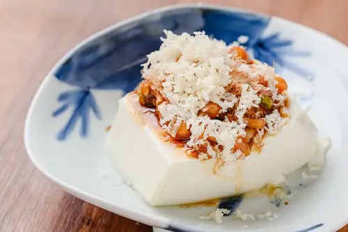 辣味涼豆腐配大量滑子菇