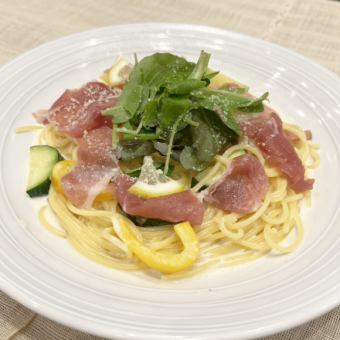 義大利燻火腿、櫛瓜和嫩葉配檸檬奶油