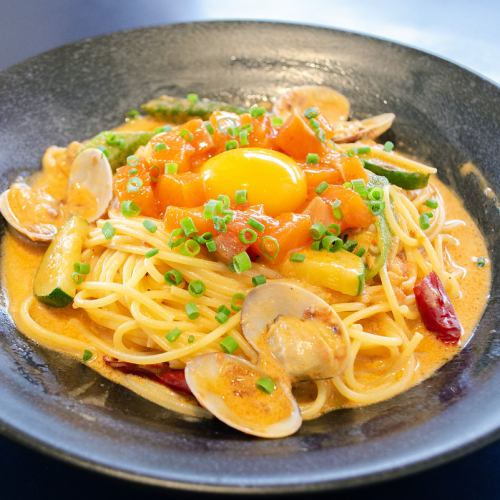 サーモンユッケとズッキーニとおくらのロゼパスタ