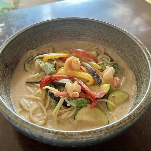 夏野菜と海老のタイ風グリーンカレーパスタ