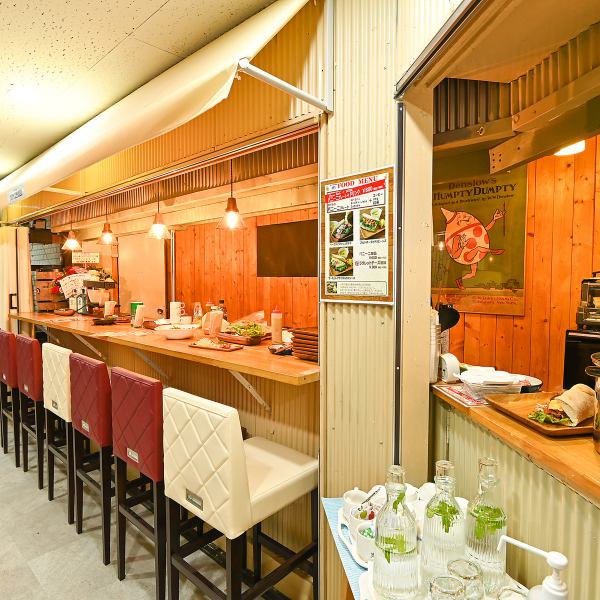 カウンター席が7席とシンプルながらもこだわり抜いたおしゃれな店内は居心地がよく、雰囲気も◎