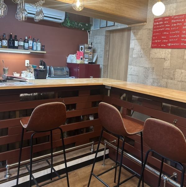 カウンター席が8席とシンプルながらもこだわり抜いたおしゃれな店内は居心地がよく、雰囲気も◎
