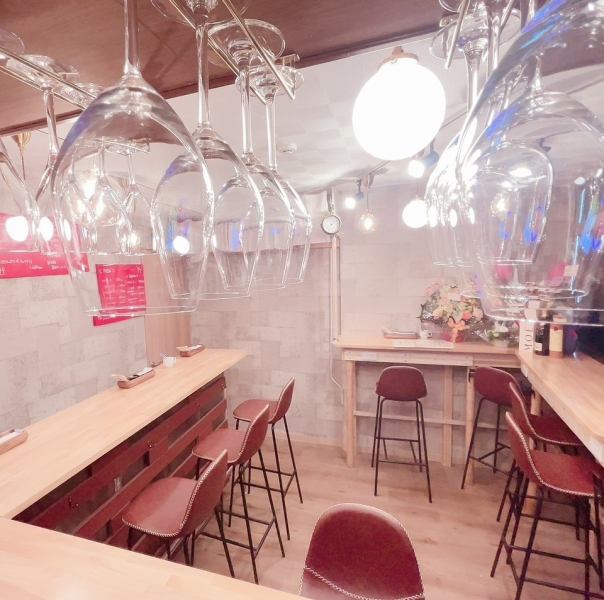 落ち着いたカウンターのみの店内は一人飲みはもちろん、女性の方でも気にせずゆっくりと流れる時間をお楽しみいただけるような場所です♪お気に入りのお酒と料理のマリアージュをどうぞ。