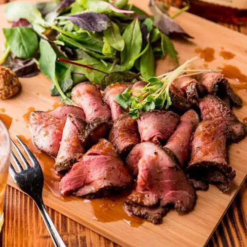 我們最受歡迎的「豐才套餐」包含自製烤牛肉、烤本地雞肉等9道菜，外加3小時暢飲。 ¥5000 ⇒ ¥4000