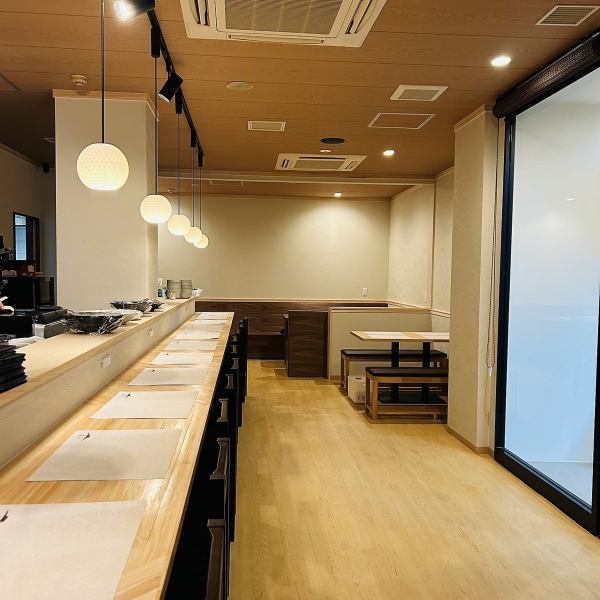 【気取らず立ち寄れる、温かみのあるおばんざいのお店】オシャレでありながらも、どこかほっとするような家庭的な雰囲気が魅力的なおばんざいのお店。0次会から、ちょっと飲みたいときの二軒目需要にも対応可。一人でも気軽に立ち寄れます。