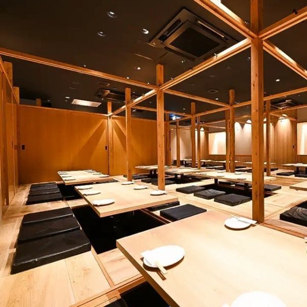 擁有適合聚會的輕鬆空間的私人宴會廳。我們的餐廳提供多種座位選擇，全部配有下沉式被爐座位。我們還設有私人宴會廳，提供適合歡送會、歡迎會和宴會的輕鬆空間，以及適合小團體的私人空間。請一邊享受這裡的氛圍，一邊品嚐種類豐富的日本酒和正宗的美食。#名古屋站#居酒屋#海鮮