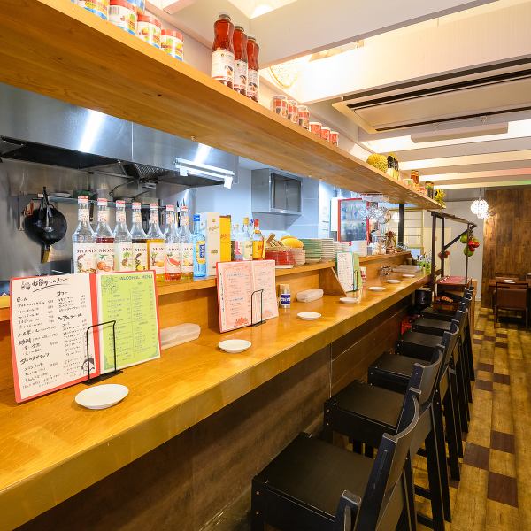 【フレンドリーな接客が特徴◎】店内はカウンター席も8席ご用意しております！タイ料理歴20年の日本語もタイ語も話せる店長ヌイコが真心込めた接客を致します！タイ料理を食べたことのない方には丁寧にご説明をさせていただきます。安心してタイ料理をお楽しみいただけますよ♪