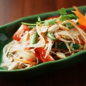 Som Tam Thai (green papaya salad)