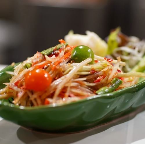 Som Tam Thai (green papaya salad)