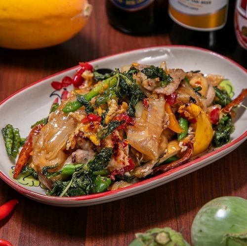 Sen Yai Pad Kee Mao (spicy stir-fried rice noodles)
