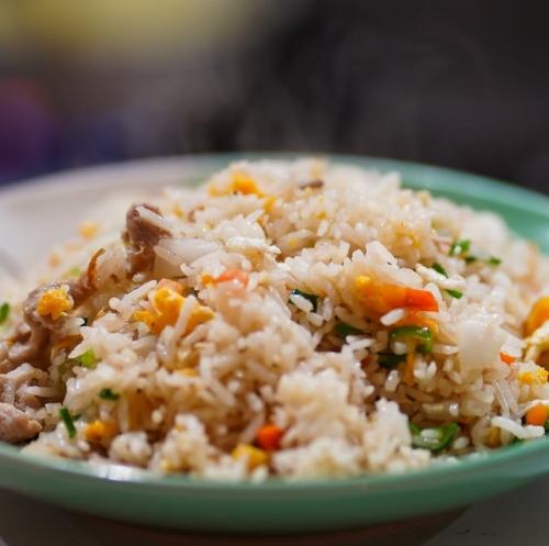 Khao Pad (fried rice with pork or shrimp)