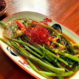 Pak Boon Fai Daeng (Stir-fried water spinach)