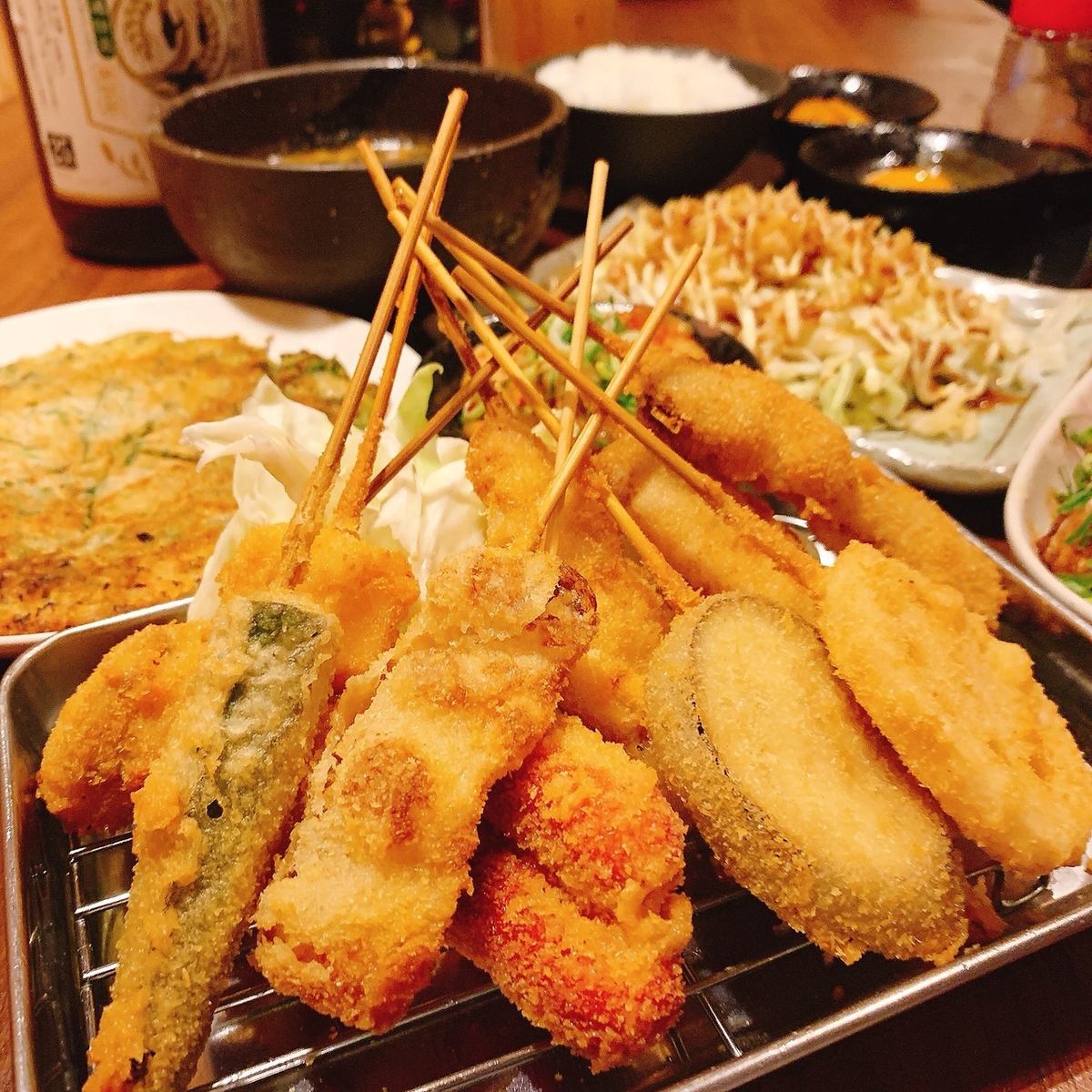 We recommend the hormone kushikatsu, which is rarely placed elsewhere! There are many other Osaka specialties!