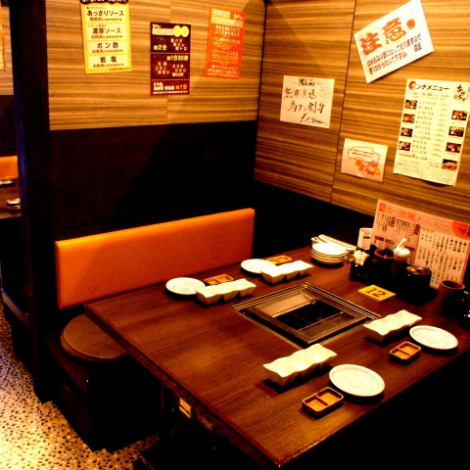 You don't have to take off your boots or shoes♪ Spacious and simple table seats