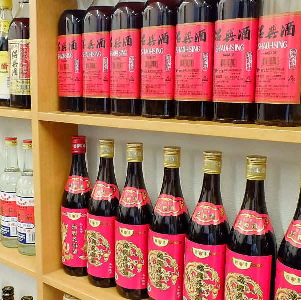 店頭にはお店のお酒がズラリ！自分好みのお酒に店頭で出会えるかも！メニューにも台湾のこだわりがたくさんあります。台湾に行った気分で、疲れを癒す一杯、いかがですか?