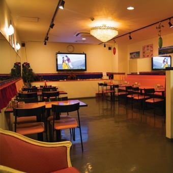 20名様～70名様まで可能な広い店内で貸切パーティーはいかがでしょうか。テレビやDVDプレイヤーを設備しており、ソファー席もあるためお子様連れでも安心！様々なシーンでご利用いただけます！着席:20名様～50名様 立食:20名様～70名様