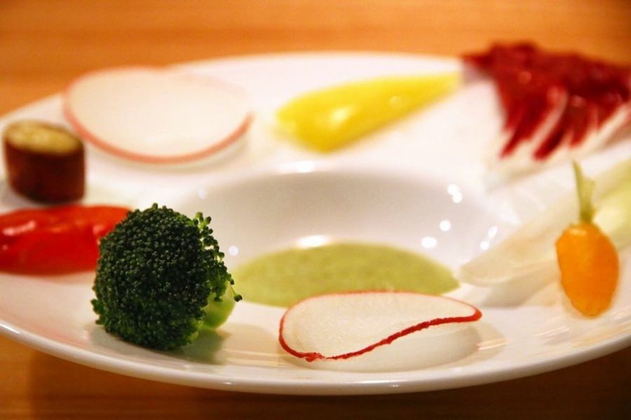 Bagna Cauda Lampe风格采用直接从福冈产自餐厅种植的新鲜蔬菜制成。