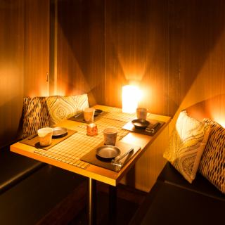 2名様に大人気のプライベート個室♪4名様までご案内可能です。デートや記念日、接待などにご利用いただける完全個室を完備。暖色系のライトに包まれながら、完全個室で周りを気にすることなく、二人きりの時間をお過ごしください♪お席だけのご予約や、当日のご予約も喜んで受け付けております♪立川/デート/記念日/接待