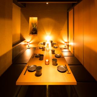 鶏十兵衛一押しの完全個室席です♪大事な接待や会食、歓送迎会等のビジネスシーンに最適なお部屋。また、女子会やママ会、記念日、誕生日、サプライズのお祝いにも◎サプライズは全力で応援いたします♪メッセージ付きプレートのサービスも行っておりますので、ご利用下さい。大切なお客様、友人へのおもてなしに...