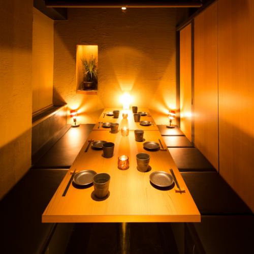 鶏十兵衛一押しの完全個室席です♪大事な接待や会食、歓送迎会等のビジネスシーンに最適なお部屋。また、女子会やママ会、記念日、誕生日、サプライズのお祝いにも◎サプライズは全力で応援いたします♪メッセージ付きプレートのサービスも行っておりますので、ご利用下さい。大切なお客様、友人へのおもてなしに...