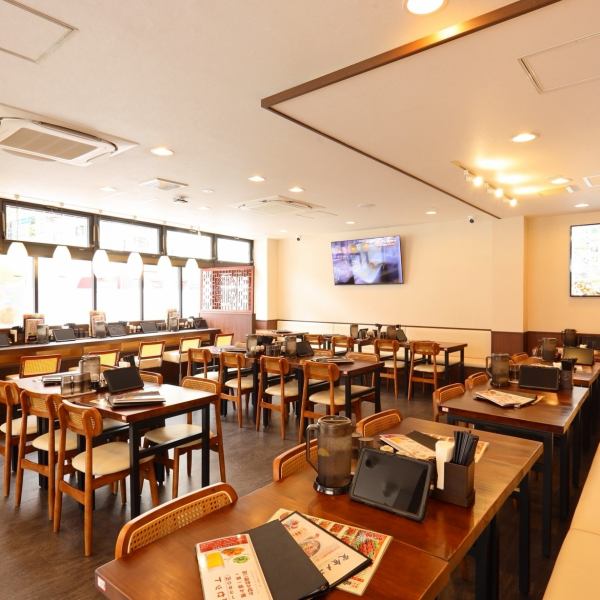 店内は木を基調に設えられており、温かみと落ち着きを感じられる空間が広がります。和やかな雰囲気の中で過ごせるため、ご家族でのお食事や会社のご宴会、地域のお集まりなど、幅広いシーンに対応。初めての方でも自然とくつろげるような、どこか懐かしさを感じるアッとホームな空間づくりを大切にしています。