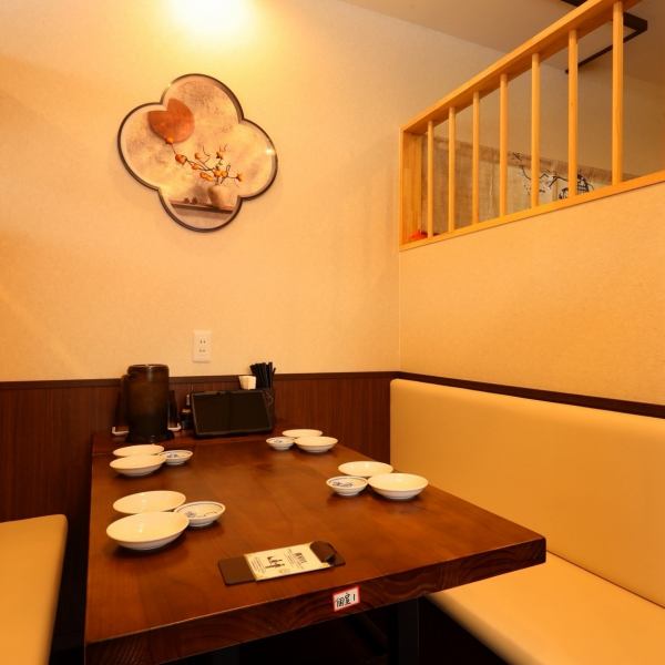 店内のー角には、周囲とほどよく仕切られた個室の席を２部屋ご用意しております。人目をきにせず、会話や食事をゆったりと楽しめる空間で、少人数での会食やご家族でのお食事、大切なお集まりにもおすすめです。１部屋あたり最大8名様までご利用いただけますので、用途に応じてお気軽にご相談ください。