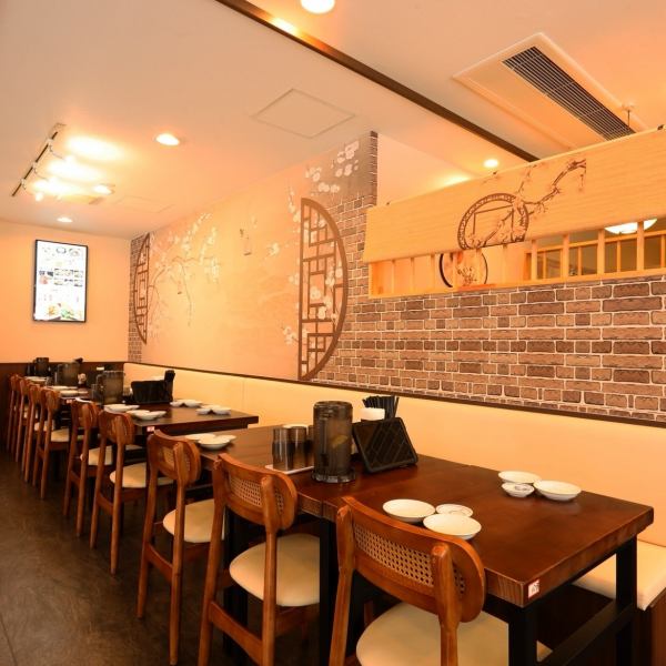 テーブル席は、日常のお食事からグループでのご利用、会社の歓送迎会や地域の集まりなど、さまざまなシーンに対応可能です。少人数でもご利用いただきやすく、ご友人同士の食事会や仕事帰りの飲み会にもぴったり。フロアを使った貸切宴会にも対応しており、人数やご希望に応じた柔軟なご案内が可能です。