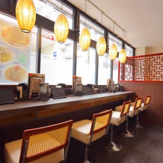 吧台座位非常適合個人或小團體用餐。這是一個舒適的空間，您可以隨時來到這裡。