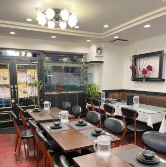 本格四川料理芙蓉苑神戸店FUYO  EN  KOBE。赤と黒を基調とした綺麗な内装です。心地良い空間で、至福のひとときをお過ごしください☆