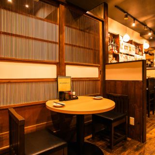 グループ飲みに便利なのは4人掛けのテーブル席!会社の同僚や仲のいい友人との飲み会にちょうど良い距離感の快適なお席です。みんなで卓を囲んで乾杯すれば楽しい時間になること間違いなし!お料理やお酒とご一緒に、会話を楽しんで良いひと時をお過ごしください。