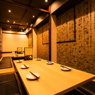 人気の掘りごたつ席は4名様でのご利用も可能です!どんな方にも座りやすいお席で、席の間隔も食事や会話をするのに快適。仕事仲間や飲み友達とのグループ飲みにうってつけです。壁や仕切りに囲まれていますので、周囲を気にせずご利用していただけるのも嬉しいポイント★