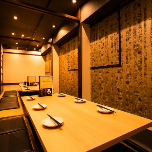 人気の掘りごたつ席は4名様でのご利用も可能です!どんな方にも座りやすいお席で、席の間隔も食事や会話をするのに快適。仕事仲間や飲み友達とのグループ飲みにうってつけです。壁や仕切りに囲まれていますので、周囲を気にせずご利用していただけるのも嬉しいポイント★