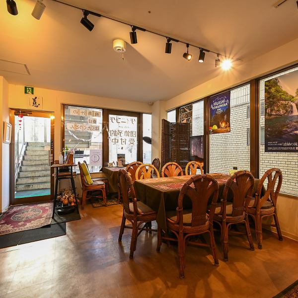 テーブル席は6名様掛けが5席。シックなデザインの店内で、ゆったりとした宴会や親しい友人との集まりに最適です。落ち着いた雰囲気の中、楽しいひとときをお過ごしいただけます。貸切も承りますので、お気軽にご相談ください。
