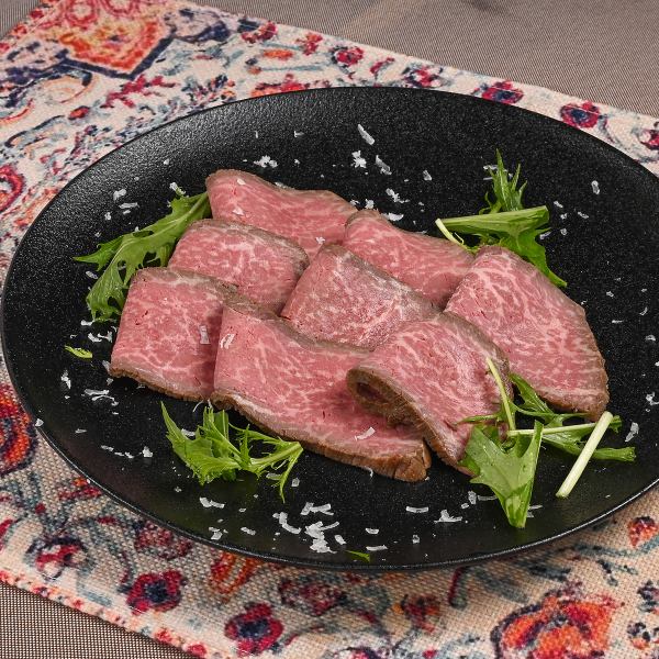 絶品ローストビーフ  肉の旨味を堪能する贅沢な一皿