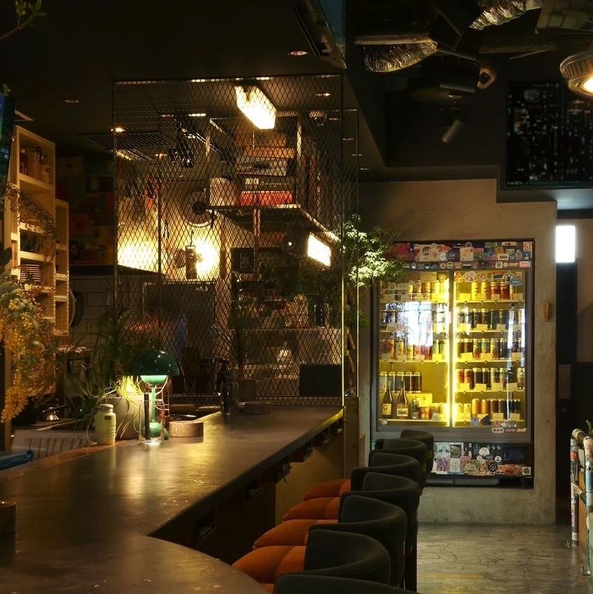 100種類のジンと50種類のクラフトビールをご用意◎伏見に佇む非日常を味わえる異空間