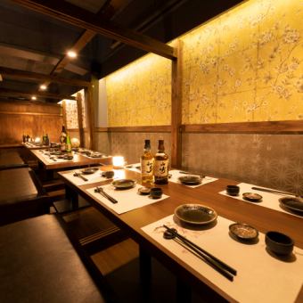 테이블 일렬로 18 명까지 이용하실 수있는 일본식 공간 독실을 준비.어른 님의 이용에 적합하다.낮의 연회도 받고 있으므로, 부담없이 문의주십시오.